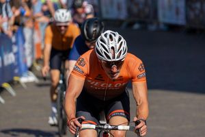 A competitor putting in a last sprint
