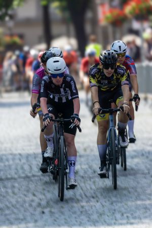 A group of U17-cyclists preparing for the race