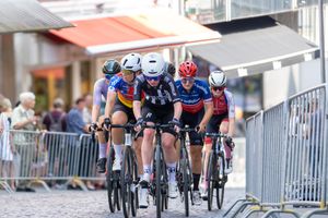 A group of U17-athletes fighting up the hill