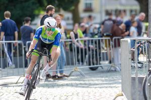 A U17-athlete giving it all in the corners