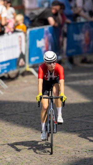 An American U17-Athlete looking at the finish-line