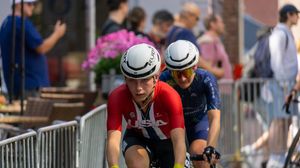 An American U17-Athlete beeing closely followed