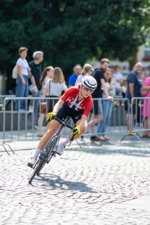 A American U17-athlete leaning into the corner